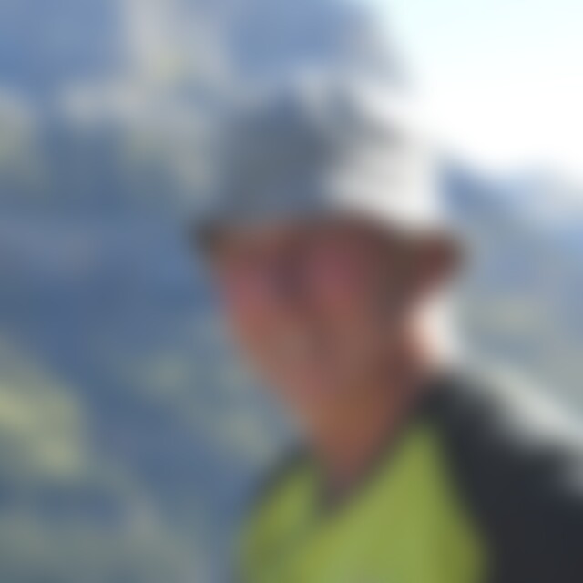 Bergauf (63) aus München