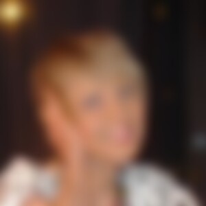 enileve (70) aus Ahrensburg