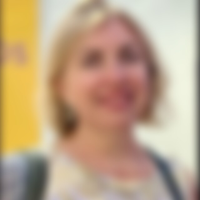 Olena2016 (54) aus Lissabon