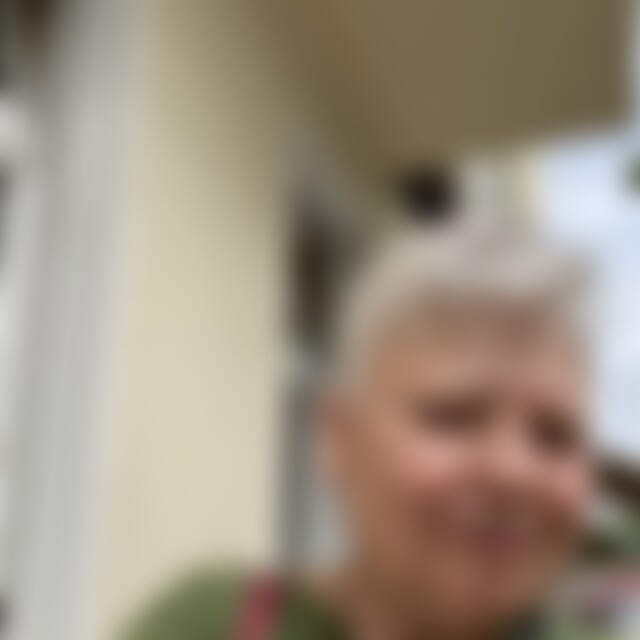 Suwa (76) aus Berlin